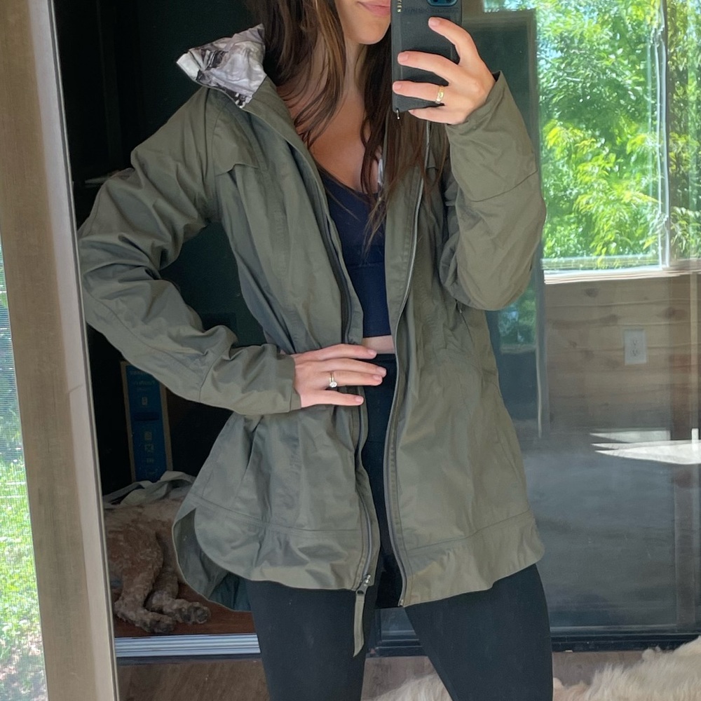 Lululemon Fo Drizzle rain jacket